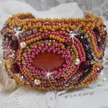 Pulsera brazalete de jaspe rojo bordada con un cabujón de jaspe rojo, cristales de Swarovski y cuentas de rocalla